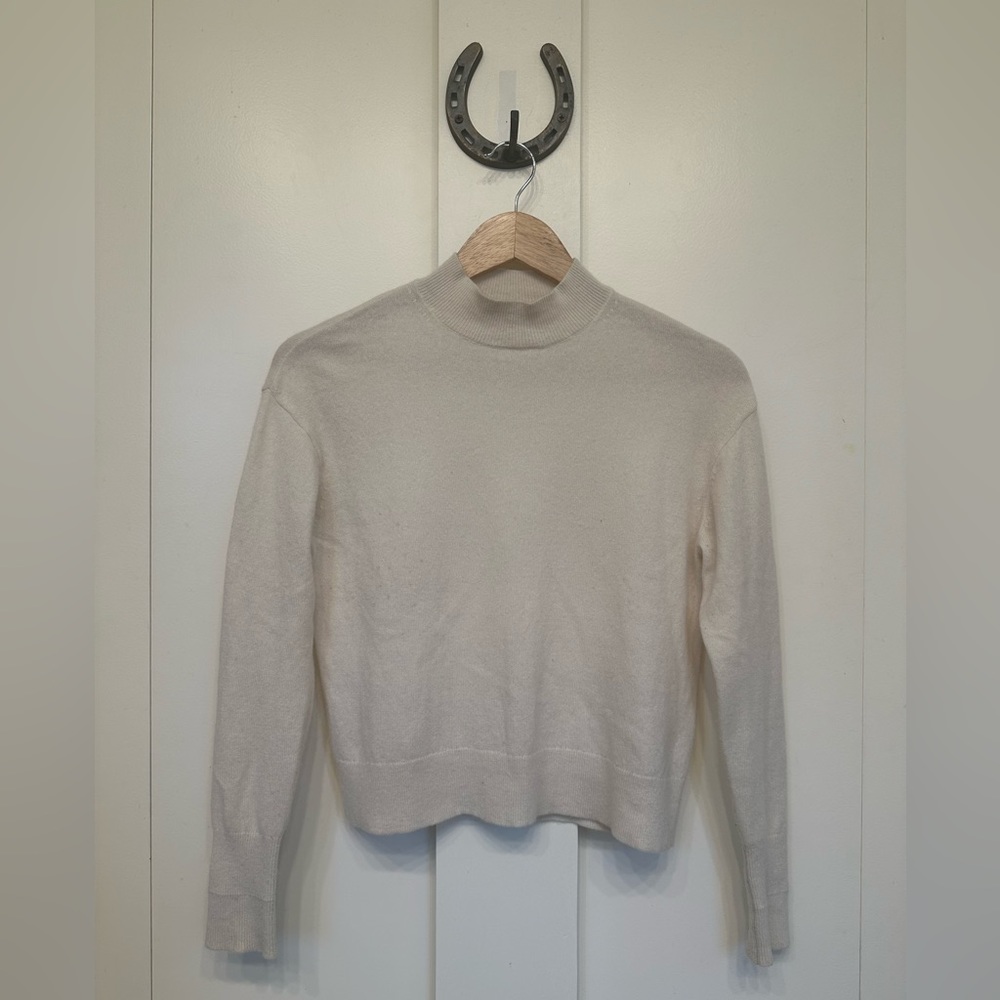 Everlane ivory cashmere crewneck sweater